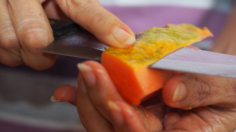 Con la cáscara de la papaya puedes preparar un tónico facial.