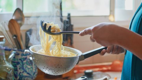 Ya no es necesario que tires la pasta a la pared para ver si se pega y está al dente con estos sencillos trucos.