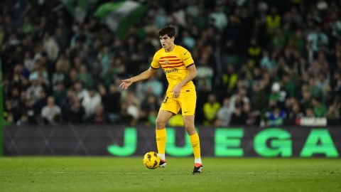 Pau Cubarsi durante un partido ante el Betis en 2024.