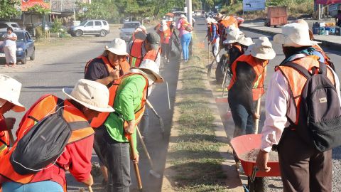 Emplean a migrantes en labores de limpiezaen Tapachula, México