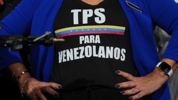 La activista Helene Villalonga lleva una camiseta en la que pide un Estatus de Protección Temporal para los venezolanos durante una conferencia de prensa para denunciar los cambios a las protecciones que protegieron a cientos de miles de venezolanos de la deportación, el lunes 3 de febrero de 2025, en Doral, Florida.