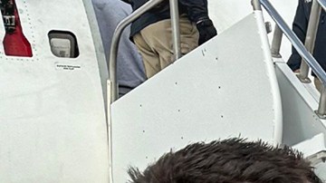 Encadenados de manos y pies: comenzaron las deportaciones a Venezuela desde EE.UU.