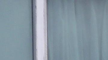 Una persona sostiene un cartel desde una ventana del hotel Decápolis este martes, en Ciudad de Panamá (Panamá).