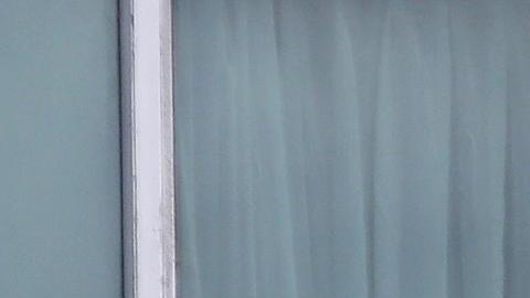 Una persona sostiene un cartel desde una ventana del hotel Decápolis este martes, en Ciudad de Panamá (Panamá).