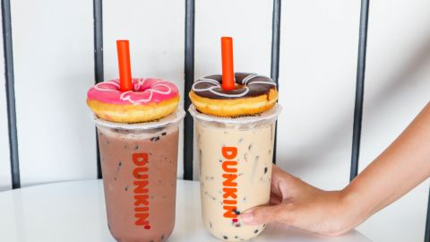 Dunkin trae de regreso el Dunkalatte, lanzado por primera vez en agosto pasado.