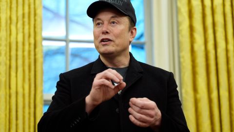 Elon Musk habla durante un evento en la Oficina Oval con el presidente Donald Trump en la Casa Blanca, el martes 11 de febrero de 2025, en Washington.