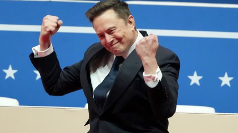 Elon Musk llega para hablar en un desfile de inauguración presidencial en Washington, el lunes 20 de enero de 2025.