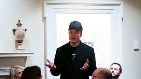 El empresario estadounidense y asesor principal del presidente estadounidense Elon Musk asiste a una reunión de gabinete en la Casa Blanca, en Washington, DC, EE.UU., el 26 de febrero de 2025.