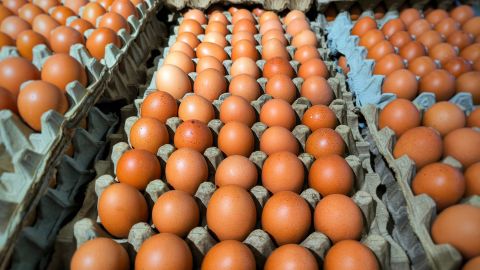 ¿Por qué hay escasez de huevos y aumento en su precio en Estados Unidos?