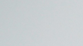 El espejo mide 64" x 21" y cuenta con un marco arqueado de diseño elegante (imagen referencial, no es el producto real).