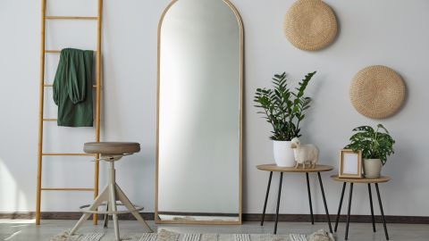 El espejo mide 64" x 21" y cuenta con un marco arqueado de diseño elegante (imagen referencial, no es el producto real).