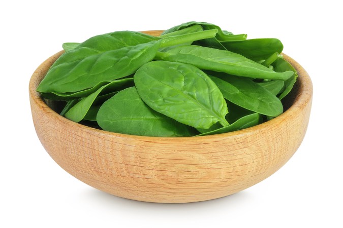 Las espinacas son un vegetal de hoja verde rica en hierro y antioxidantes.