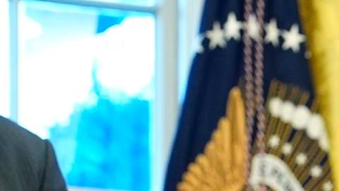 El presidente de Estados Unidos, Donald Trump, habla con los periodistas junto al secretario de Comercio, Howard Lutnick (d), tras firmar órdenes ejecutivas en la Oficina Oval de la Casa Blanca, en Washington, DC, EE.UU., el 25 de febrero de 2025.