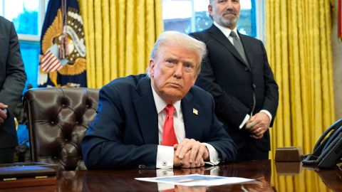 El presidente de Estados Unidos, Donald Trump, habla con los periodistas junto al secretario de Comercio, Howard Lutnick (d), tras firmar órdenes ejecutivas en la Oficina Oval de la Casa Blanca, en Washington, DC, EE.UU., el 25 de febrero de 2025.