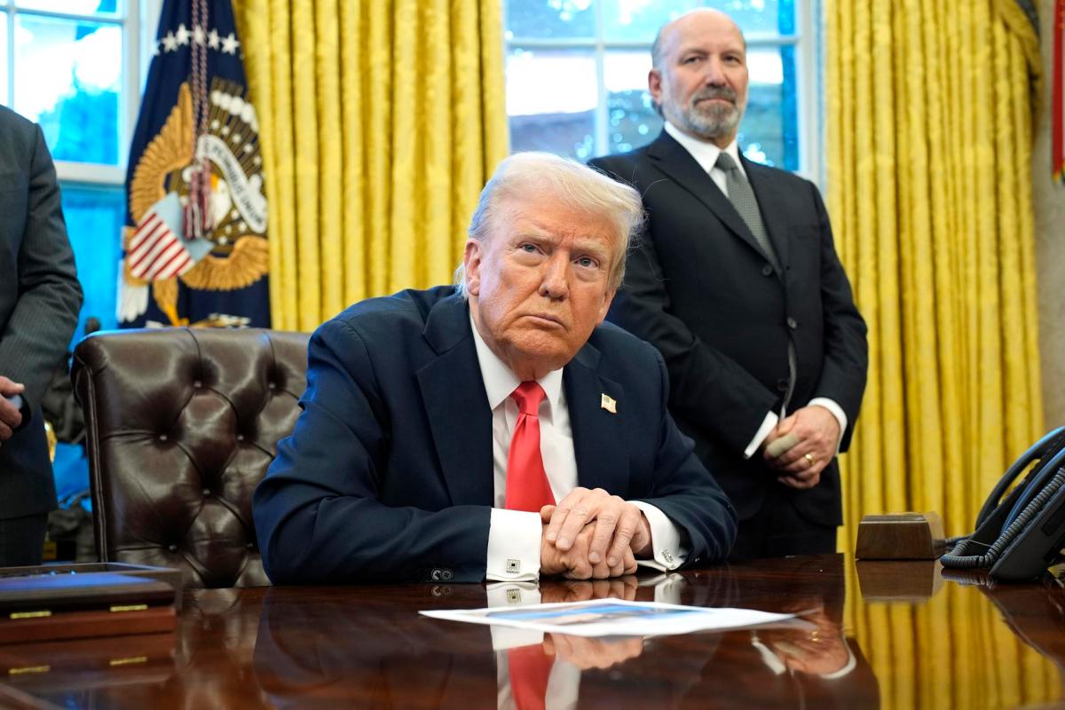 Jueza frena de forma indefinida la congelación de fondos federales solicitada por Trump