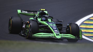 El piloto chino del Kick Sauber Guanyu Zhou, of China durante el GP de Brasil de 2024.