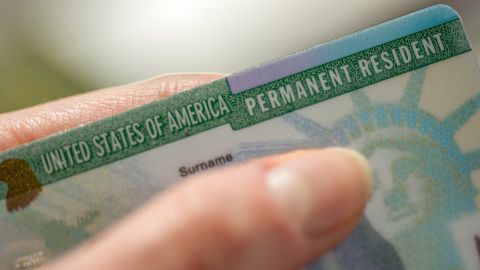 ¿Tienes 'green card'? Esto es lo que debes saber antes de viajar fuera de EE.UU.