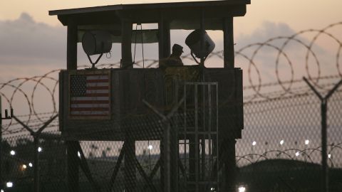 Foto satelital muestra cómo Trump amplía el centro de detención de migrantes en Guantánamo