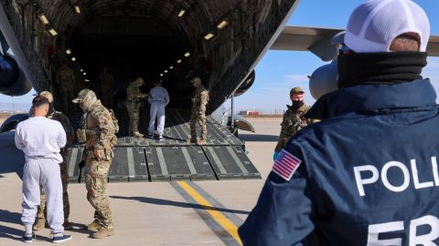 Madre hispana rompe en llanto por el traslado de su hijo a Guantánamo