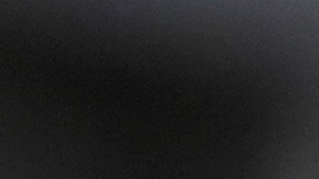 Un hombre lleva banderas estadounidenses y haitianas en su sombrero, mientras miembros de la comunidad haitiana-estadounidense del sur de Florida escuchan a los oradores durante una manifestación para condenar el discurso de odio y la desinformación sobre los inmigrantes haitianos, el domingo 22 de septiembre de 2024, en North Miami, Florida.