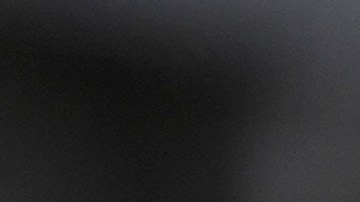 Un hombre lleva banderas estadounidenses y haitianas en su sombrero, mientras miembros de la comunidad haitiana-estadounidense del sur de Florida escuchan a los oradores durante una manifestación para condenar el discurso de odio y la desinformación sobre los inmigrantes haitianos, el domingo 22 de septiembre de 2024, en North Miami, Florida.