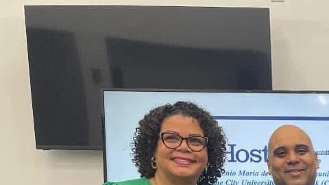 De izq. a der.: Yini A. Rodríguez Díaz, profesor Nelson Santana, Dr. Pedro José Ortega, Dr. Lissette Acosta Corniel, profesora Fiordaliza Acosta-Ippolito, y la Dra. Jacqueline Jiménez Polanco. Sentados, los co-chair: la decana  Ana Garcia Reyes y el Dr. Wilfredo  Burgos-Matos.