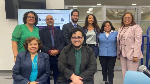 De izq. a der.: Yini A. Rodríguez Díaz, profesor Nelson Santana, Dr. Pedro José Ortega, Dr. Lissette Acosta Corniel, profesora Fiordaliza Acosta-Ippolito, y la Dra. Jacqueline Jiménez Polanco. Sentados, los co-chair: la decana  Ana Garcia Reyes y el Dr. Wilfredo  Burgos-Matos.