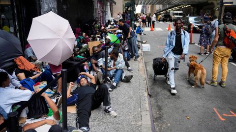 Hablan migrantes refugiadas en el hotel Roosevelt en Manhattan: "¿Dónde vamos a dormir?"