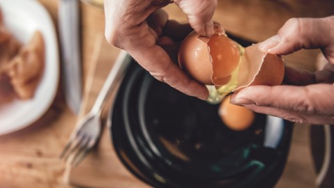 Uno de los errores más frecuentes es cascar los huevos en el mismo recipiente donde vamos a cocinarlos.