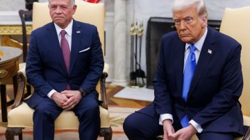 El presidente de Estados Unidos, Donald J. Trump (d), asiste a una reunión con el rey de Jordania, Abdullah II Ibn Al-Hussein (i), en la Oficina Oval de la Casa Blanca en Washington, DC, EE.UU., el 11 de febrero de 2025.