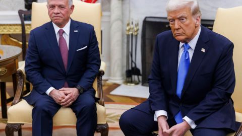 El presidente de Estados Unidos, Donald J. Trump (d), asiste a una reunión con el rey de Jordania, Abdullah II Ibn Al-Hussein (i), en la Oficina Oval de la Casa Blanca en Washington, DC, EE.UU., el 11 de febrero de 2025.