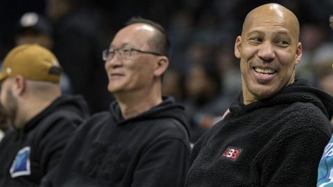 LaVar Ball durante un encuentro entre los Charlotte Hornets y los Indiana Pacers en 2024.