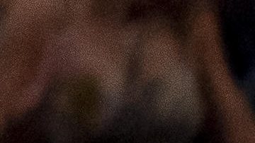 Luka Doncic defiende una ofensiva de LeBron James.