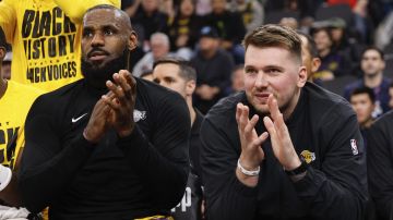 LeBron James y Luka Doncic durante el partido entre los Lakers y los Clippers.