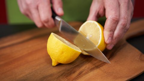 Debes considerar que el limón no elimina completamente las cucarachas, sino que actúa como un repelente natural.