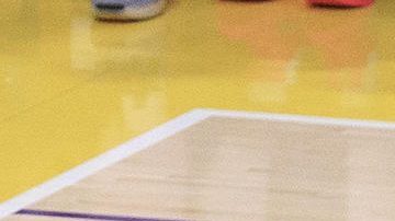 Luka Doncic con el balón durante un partido de la NBA entre Los Angeles Lakers y Utah Jazz.