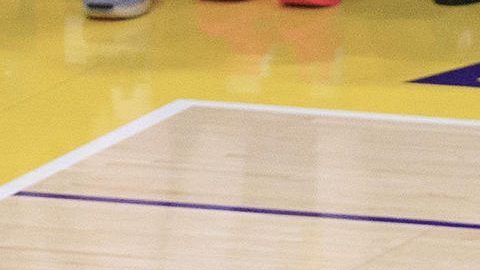 Luka Doncic con el balón durante un partido de la NBA entre Los Angeles Lakers y Utah Jazz.