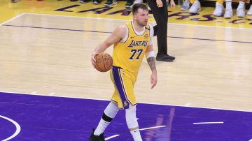 Luka Doncic con el balón durante un partido de la NBA entre Los Angeles Lakers y Utah Jazz.