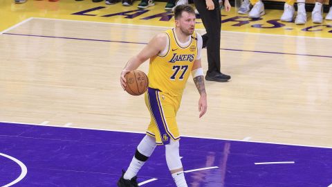 Luka Doncic con el balón durante un partido de la NBA entre Los Angeles Lakers y Utah Jazz.