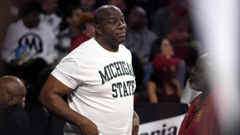 Magic Johnson durante un juego de baloncesto de la NCAA entre Southern California y Michigan State.