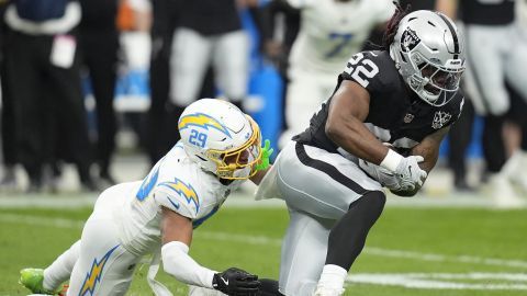 Alexander Mattison (22) durante un encuentro entre Las Vegas Raiders y  Los Angeles Chargers.