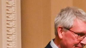 El senador estadounidense Mitch McConnell (centro) es asistido en silla de ruedas en el Capitolio de Estados Unidos, en Washington, DC, EE.UU., el 20 de febrero de 2025.