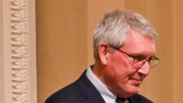 El senador estadounidense Mitch McConnell (centro) es asistido en silla de ruedas en el Capitolio de Estados Unidos, en Washington, DC, EE.UU., el 20 de febrero de 2025.