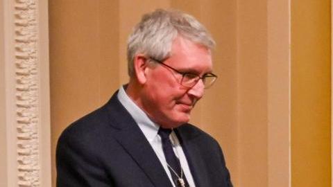 El senador estadounidense Mitch McConnell (centro) es asistido en silla de ruedas en el Capitolio de Estados Unidos, en Washington, DC, EE.UU., el 20 de febrero de 2025.