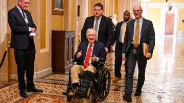 El senador estadounidense Mitch McConnell (centro) es asistido en silla de ruedas en el Capitolio de Estados Unidos, en Washington, DC, EE.UU., el 20 de febrero de 2025.