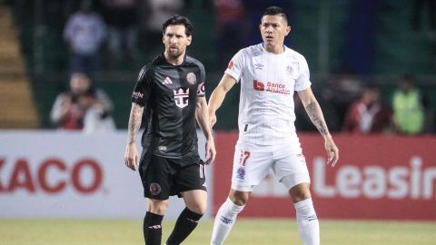 Jonathan Paz (d) de Olimpia reacciona junto a Lionel Messi de Inter este sábado, durante un partido amistoso entre Olimpia y Inter Miami en el Estadio Olímpico Metropolitano en San Pedro Sula.