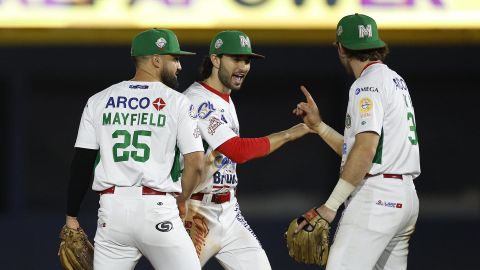 Los mexicanos Jack Mayfield (i), Michael Weilansky (c) y Mateo Gil (d) reaccionan tras ganar ante Puerto Rico este jueves, durante un juego de la fase de grupos de la Serie del Caribe de Beisbol 2025.