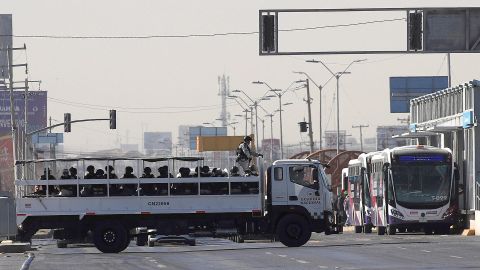 Integrantes de la Guardia Nacional de México (GN) llegan a Ciudad Juárez este martes, en el estado de Chihuahua (México).