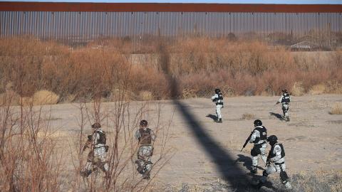 Integrantes del Ejército Mexicano y la Guardia Nacional, desplegaron ayer un operativo conjunto en la línea divisoria fronteriza de Ciudad Juárez en Chihuahua (México).