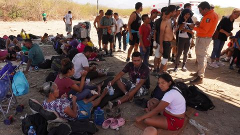 Migrantes descansan durante un recorrido hacia la frontera norte este miércoles, en el municipio de Santo Domingo, Oaxaca (México).